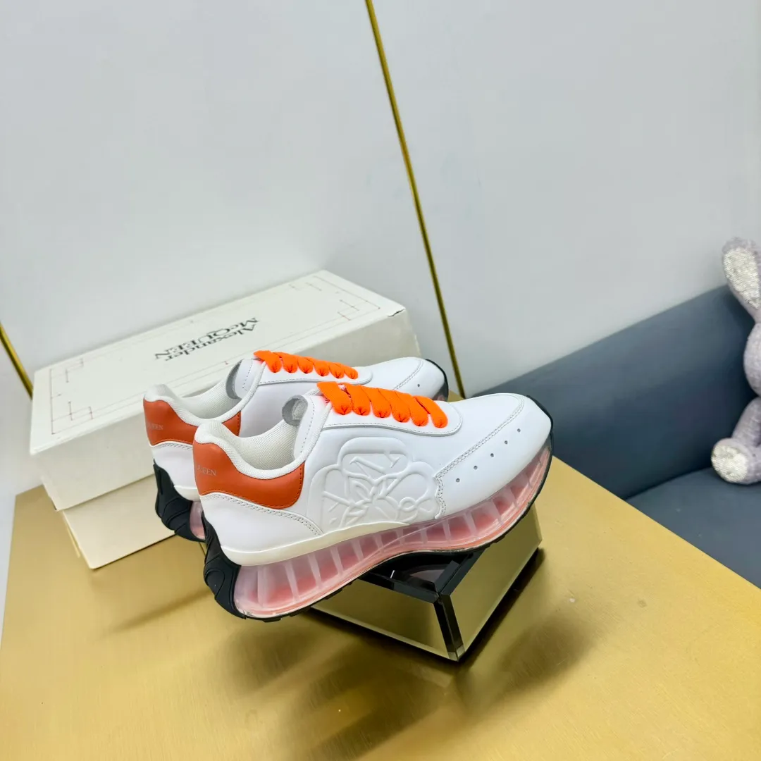 👟👟Ex-factory price 680👟👟 Top version of air cushion bottom, couple size 35-44 🔥ALEXANDER MCQUEEN/Alexander McQueen 2024 new Sprint sports running dad shoes top version Sprint Runner uses white imported environmentally friendly leather splicing and printed concave and convex font technology for the upper and outline Seal logo. Alexander McQueen LUGO logo on the heel and tongue with Alexander McQueen signature. The sneakers feature an oversized runner's sole, which makes running comfortable and convenient. Fabric: Calfskin and cloth Lining: Mesh and sheepskin lining Filled heel non-slip and wear-resistant back cover Foot: Imported PoLo injection molded sheepskin foot Outsole: Air cushion Standard size 35-44 Female size 35-39 Male size 40-44